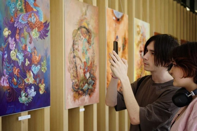 В КазГИКе прошло открытие выставки каллиграфии и иранской миниатюры
