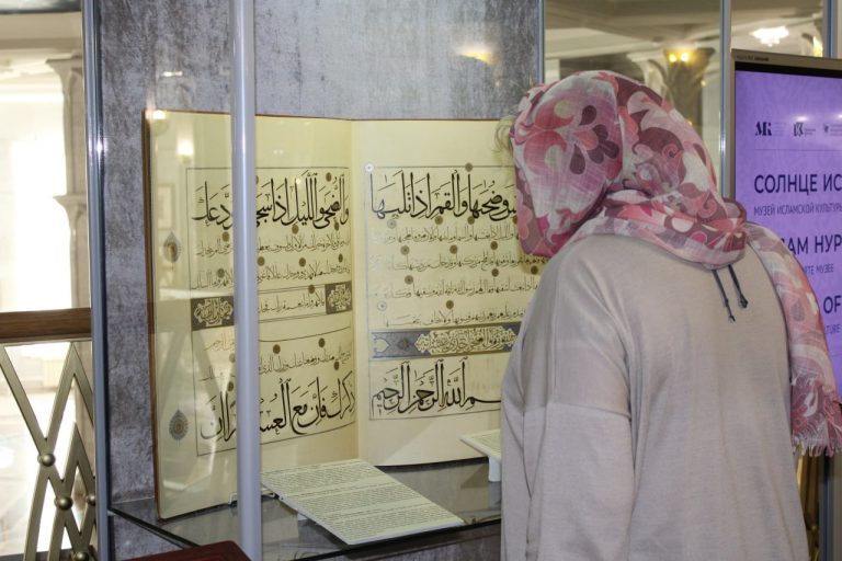 Фонд Ибн Сины провел открытие выставки «Солнце ислама» в мечети Кул Шариф в Казани