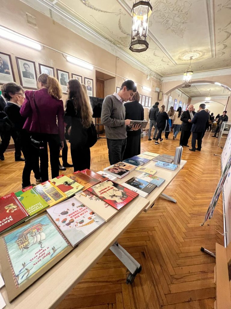 Фонд Ибн Сины совместно с издательством «Садра» провел выставку книг на мероприятии «Мир Шахнаме» в МГЛУ