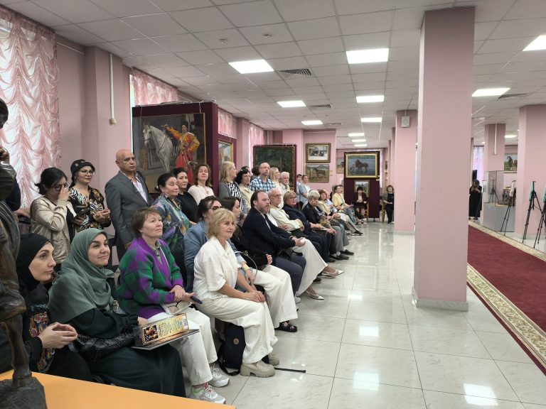 با همکاری بنیاد ابن سینا نمایشگاه هنری ـ فرهنگی «از طناب تا یراق» در شهر مسکو برگزار گردید